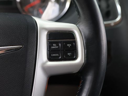 Used 2016 Chrysler Town & Country Touring FWD image 30