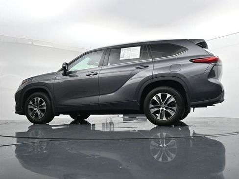 Used 2022 Toyota Highlander XLE AWD/4WD image 32