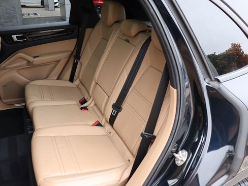 Used 2020 Porsche Cayenne image 44