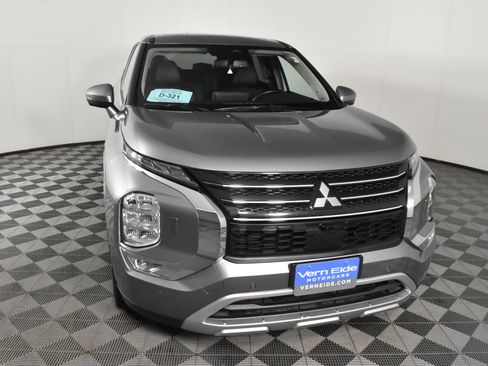 Used 2024 Mitsubishi Outlander SE image 3