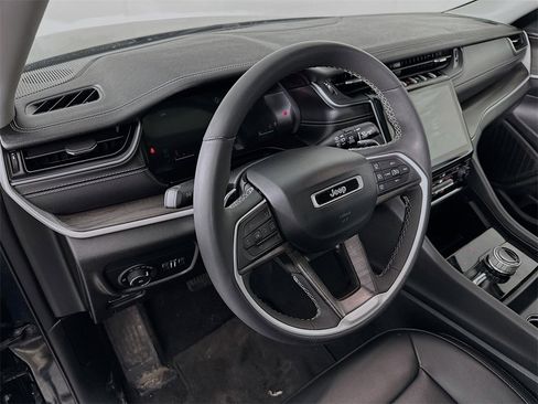 Used 2024 Jeep Grand Cherokee Limited w/ Black Appearance Package image 9