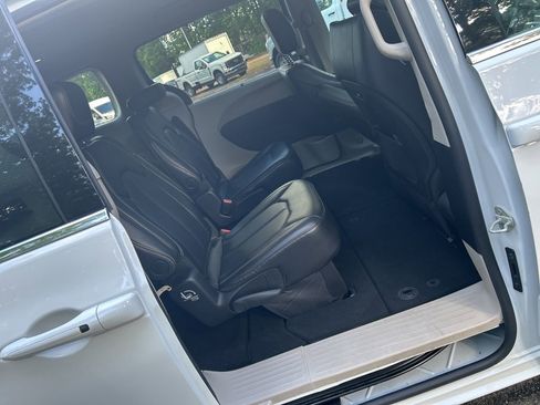 Used 2024 Chrysler Pacifica Touring-L FWD image 32