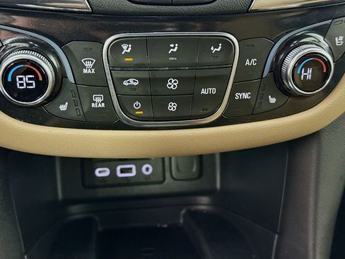 Used 2023 Chevrolet Equinox Premier image 16