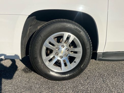 Used 2018 Chevrolet Suburban LT image 40