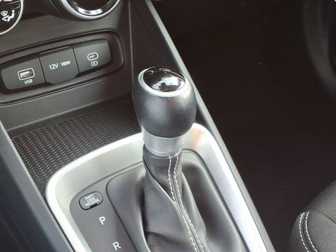 Used 2024 Hyundai Venue SEL image 17