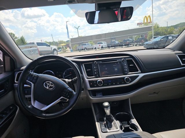 Used 2019 Toyota Highlander Limited FWD image 17