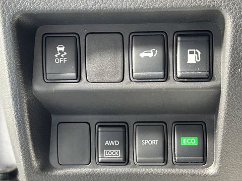 Used 2018 Nissan Rogue SV AWD/4WD image 25