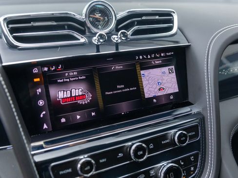 Used 2024 Bentley Bentayga AWD/4WD image 34