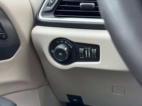 Used 2024 Chrysler Pacifica Touring-L FWD image 33