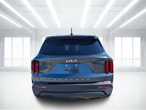 Used 2022 Kia Sorento LX image 4