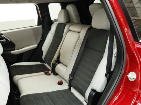 Used 2025 Mitsubishi Outlander SE FWD image 29