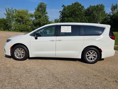 Used 2024 Chrysler Pacifica Touring-L FWD image 7