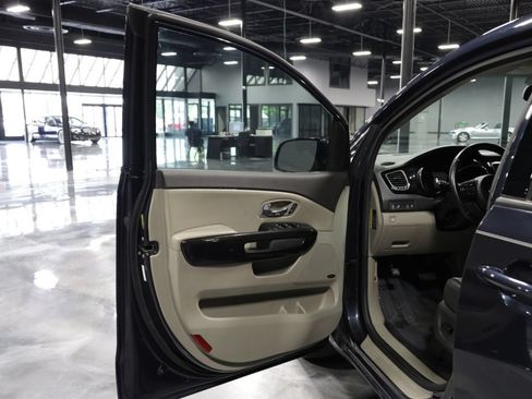 Used 2016 Kia Sedona SX FWD image 10