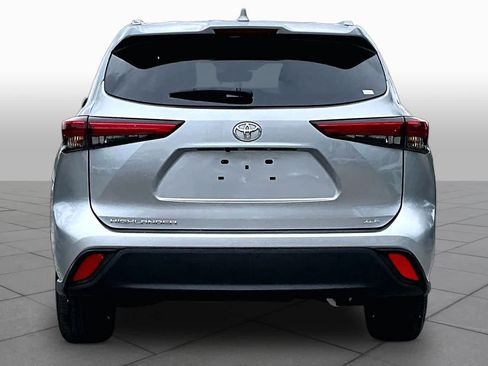 Used 2021 Toyota Highlander XLE FWD image 6