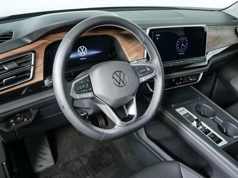 Certified 2025 Volkswagen Atlas SE image 3