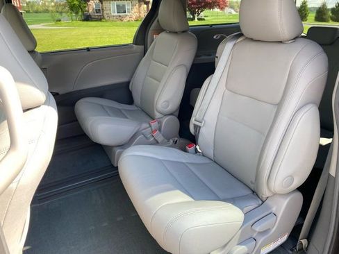Used 2017 Toyota Sienna XLE image 20