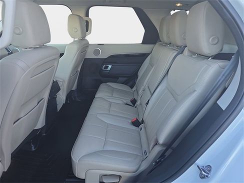 Used 2020 Land Rover Discovery SE image 17