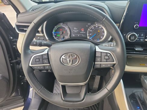 Certified 2023 Toyota Highlander XLE image 30