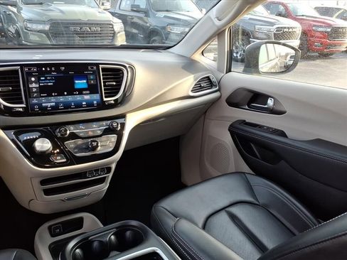 Used 2023 Chrysler Pacifica Touring-L image 15