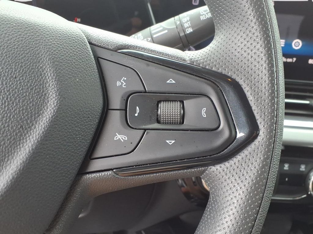 Used 2025 Chevrolet Trax LT FWD image 22