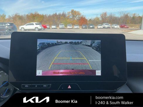 Used 2023 Toyota Venza XLE image 25