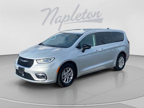 Used 2024 Chrysler Pacifica Touring-L FWD image 1