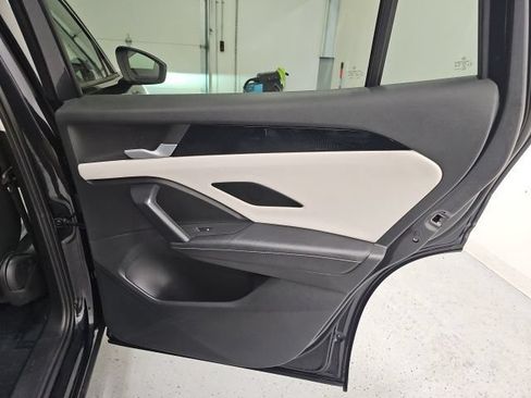 Used 2025 Volkswagen Tiguan SE w/ Panoramic Sunroof Package AWD/4WD image 31