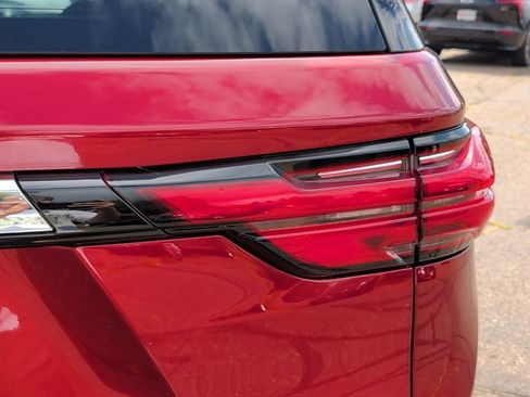 Used 2023 Chevrolet Traverse LT w/ LT Premium Package AWD/4WD image 43