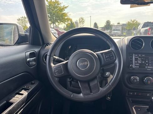 Used 2017 Jeep Patriot Latitude AWD/4WD image 13