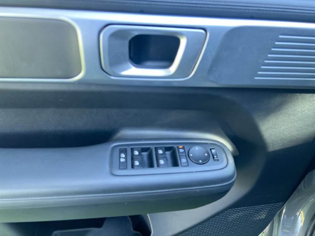 Used 2025 Hyundai Santa Fe SEL FWD image 15