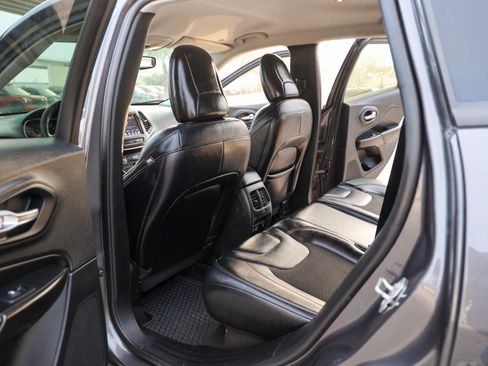 Used 2022 Jeep Cherokee Trailhawk AWD/4WD image 40