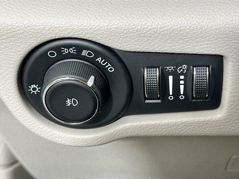 Used 2024 Chrysler Pacifica Touring-L FWD image 24