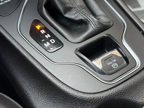 Used 2019 Jeep Cherokee Latitude Plus w/ Cold Weather Group AWD/4WD image 24