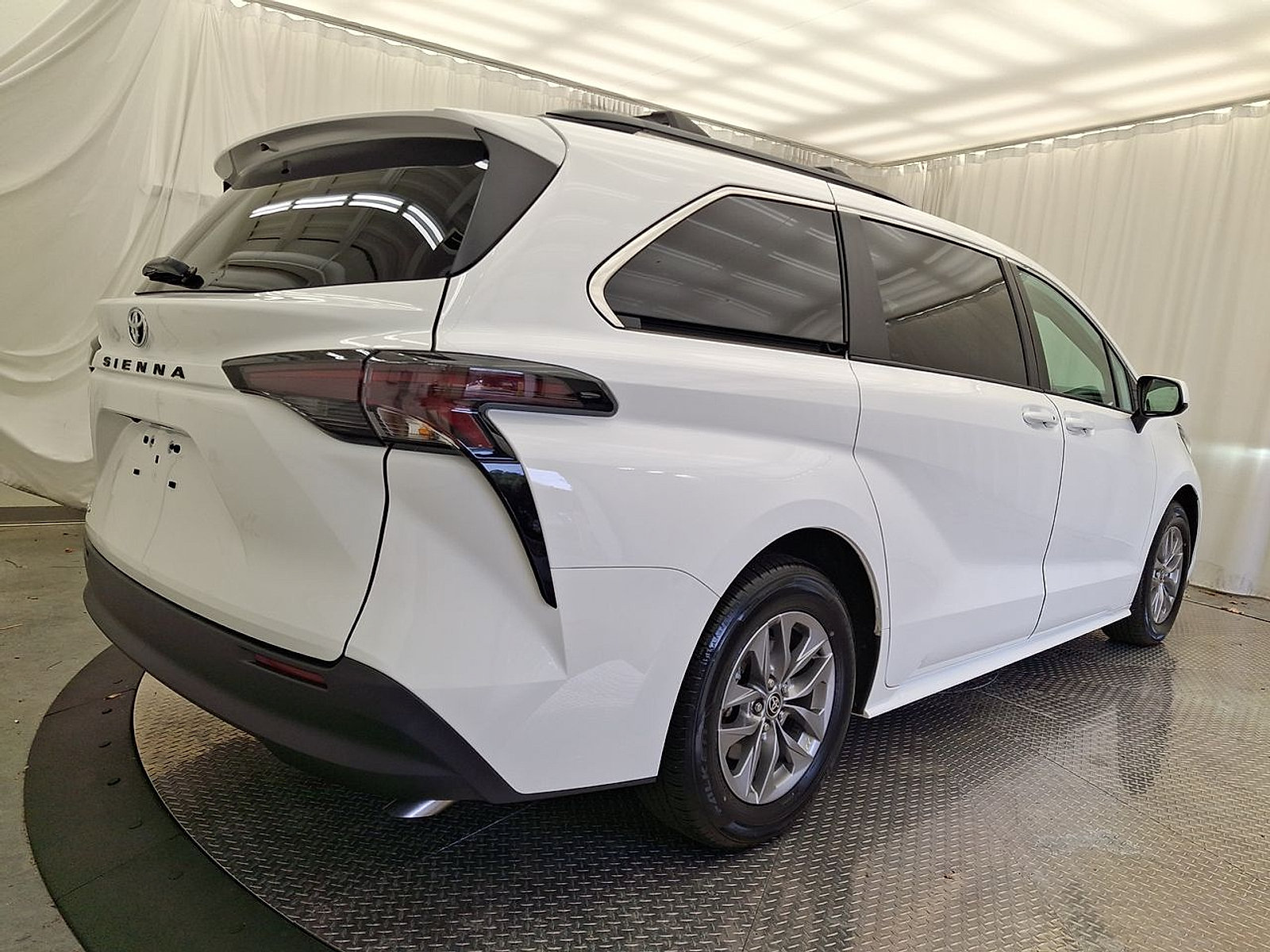 Certified 2026 Toyota Sienna LE AWD/4WD image 28