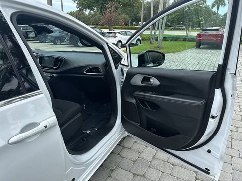 Used 2024 Chrysler Pacifica Touring FWD image 23