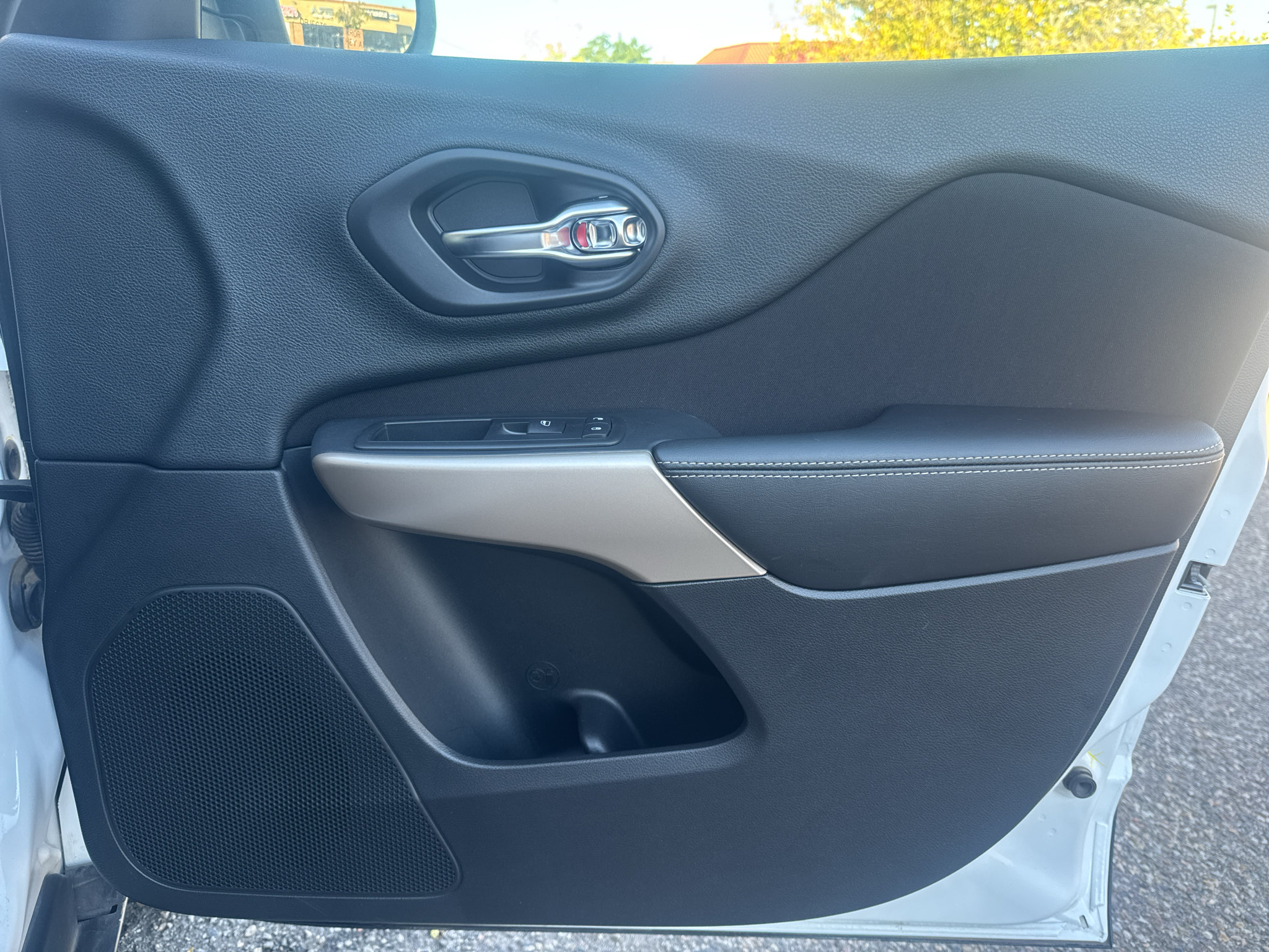 Used 2018 Jeep Cherokee Latitude w/ Safety Group AWD/4WD image 37
