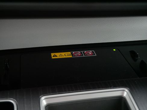 Certified 2025 Toyota Sienna LE FWD image 31