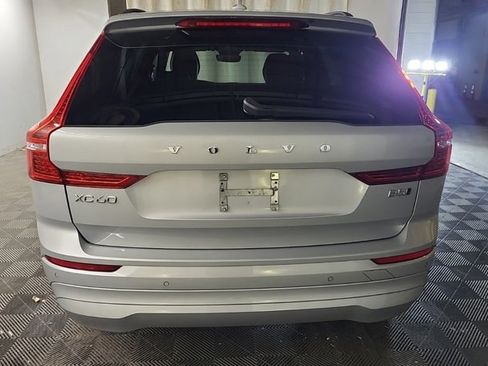 Used 2022 Volvo XC60 B5 Momentum image 2