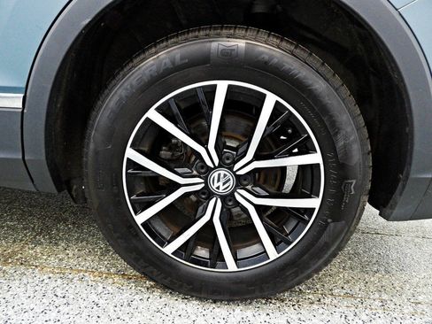 Used 2021 Volkswagen Tiguan SE FWD image 19