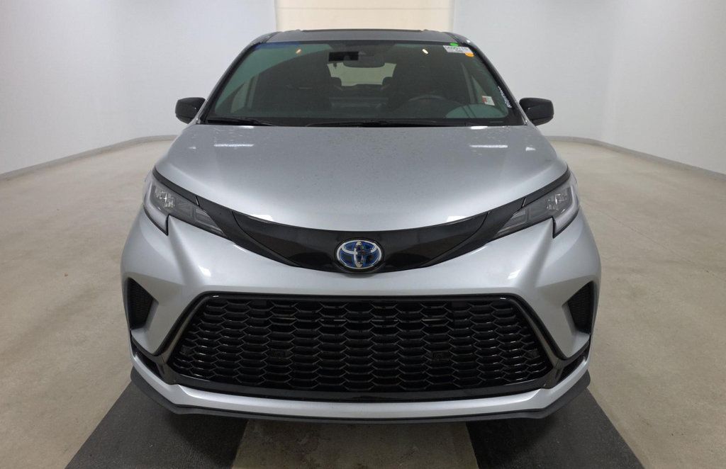 Used 2025 Toyota Sienna XSE FWD image 2