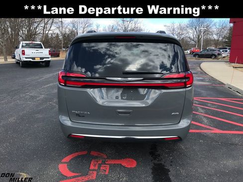 Certified 2022 Chrysler Pacifica Touring-L image 6