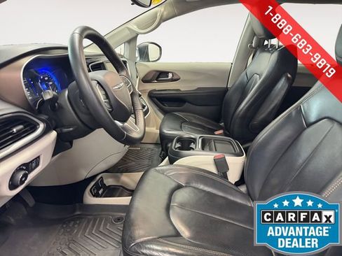 Used 2018 Chrysler Pacifica Touring-L image 8