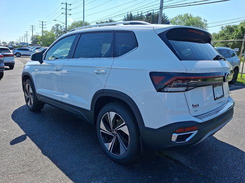 New 2025 Volkswagen Taos SE image 3