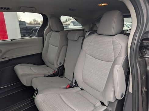 Used 2022 Toyota Sienna LE image 7