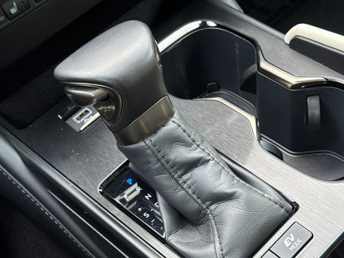 Used 2025 Lexus ES 300h w/ Premium Package FWD image 19