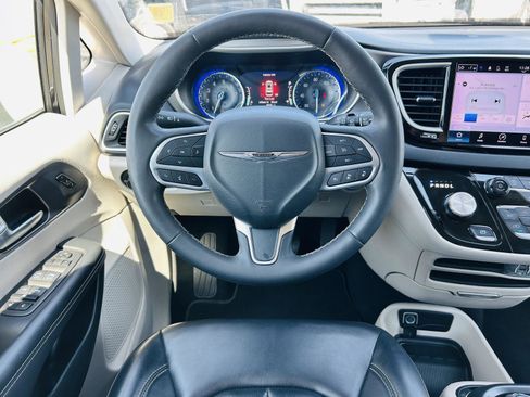 Used 2023 Chrysler Pacifica Touring-L image 14