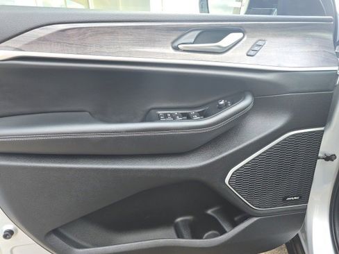 Used 2022 Jeep Grand Cherokee Limited image 14