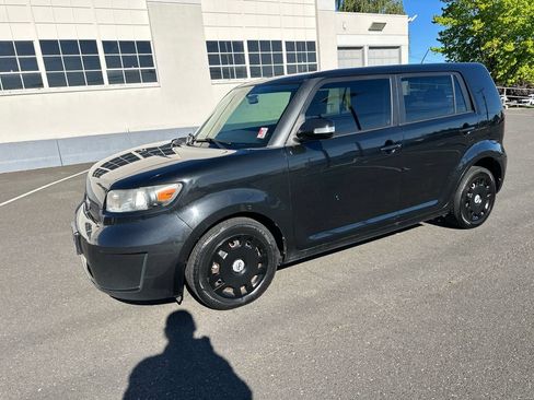 Used 2010 Scion xB FWD image 2