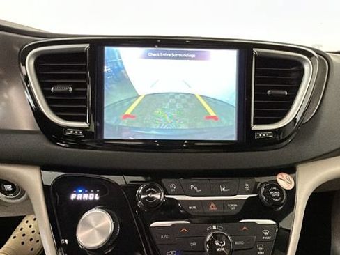 Used 2023 Chrysler Pacifica Touring-L FWD image 24