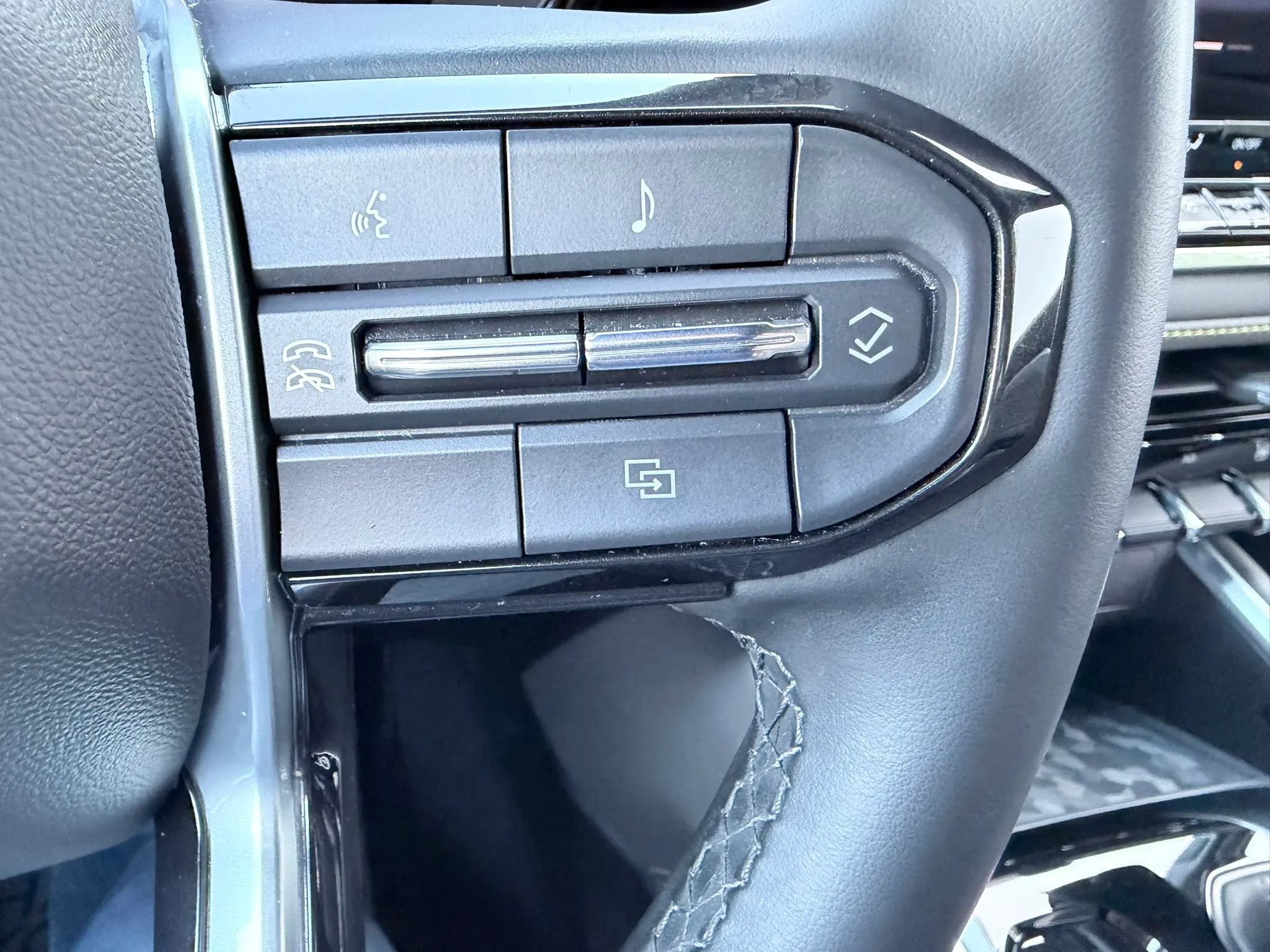Used 2024 Chevrolet Colorado ZR2 w/ Technology Package AWD/4WD image 26